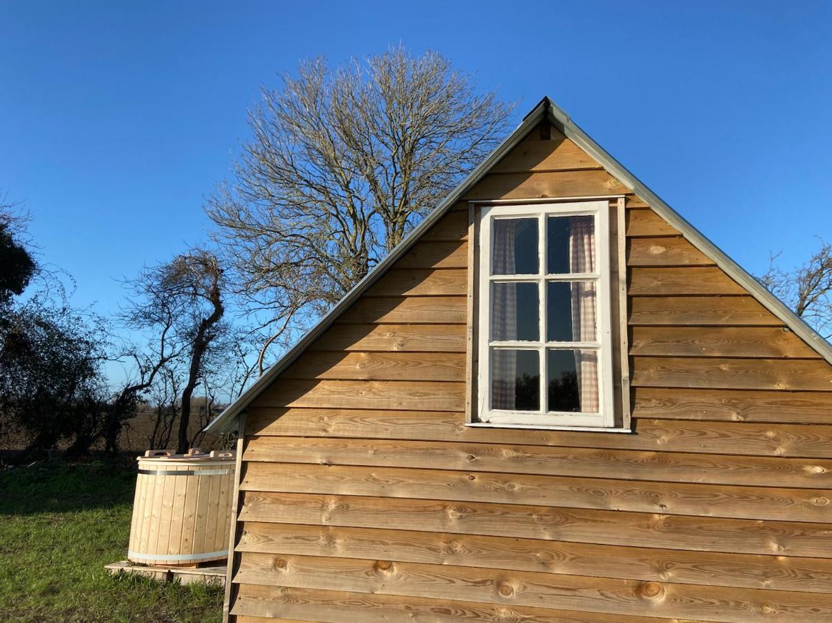 Fen Meadows Glamping - Luxury Cabins And Bell Tents 캠브리지 외부 사진
