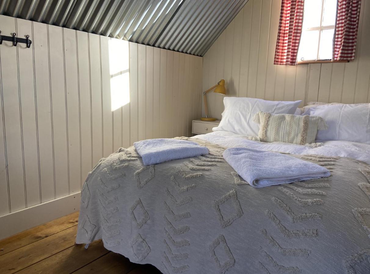 Fen Meadows Glamping - Luxury Cabins And Bell Tents 캠브리지 외부 사진