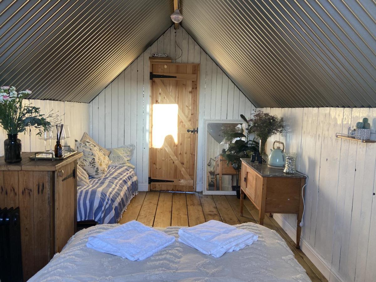 Fen Meadows Glamping - Luxury Cabins And Bell Tents 캠브리지 외부 사진