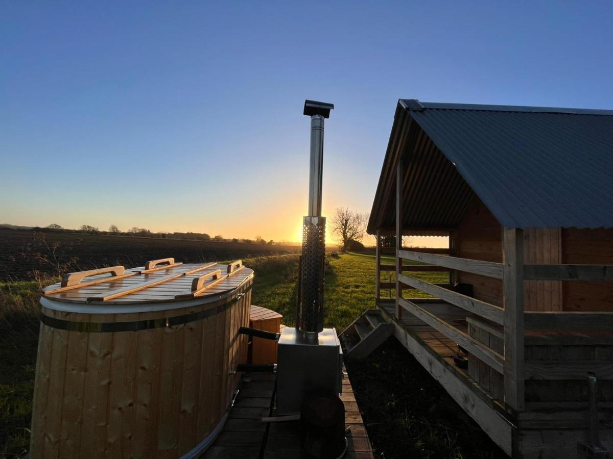 Fen Meadows Glamping - Luxury Cabins And Bell Tents 캠브리지 외부 사진