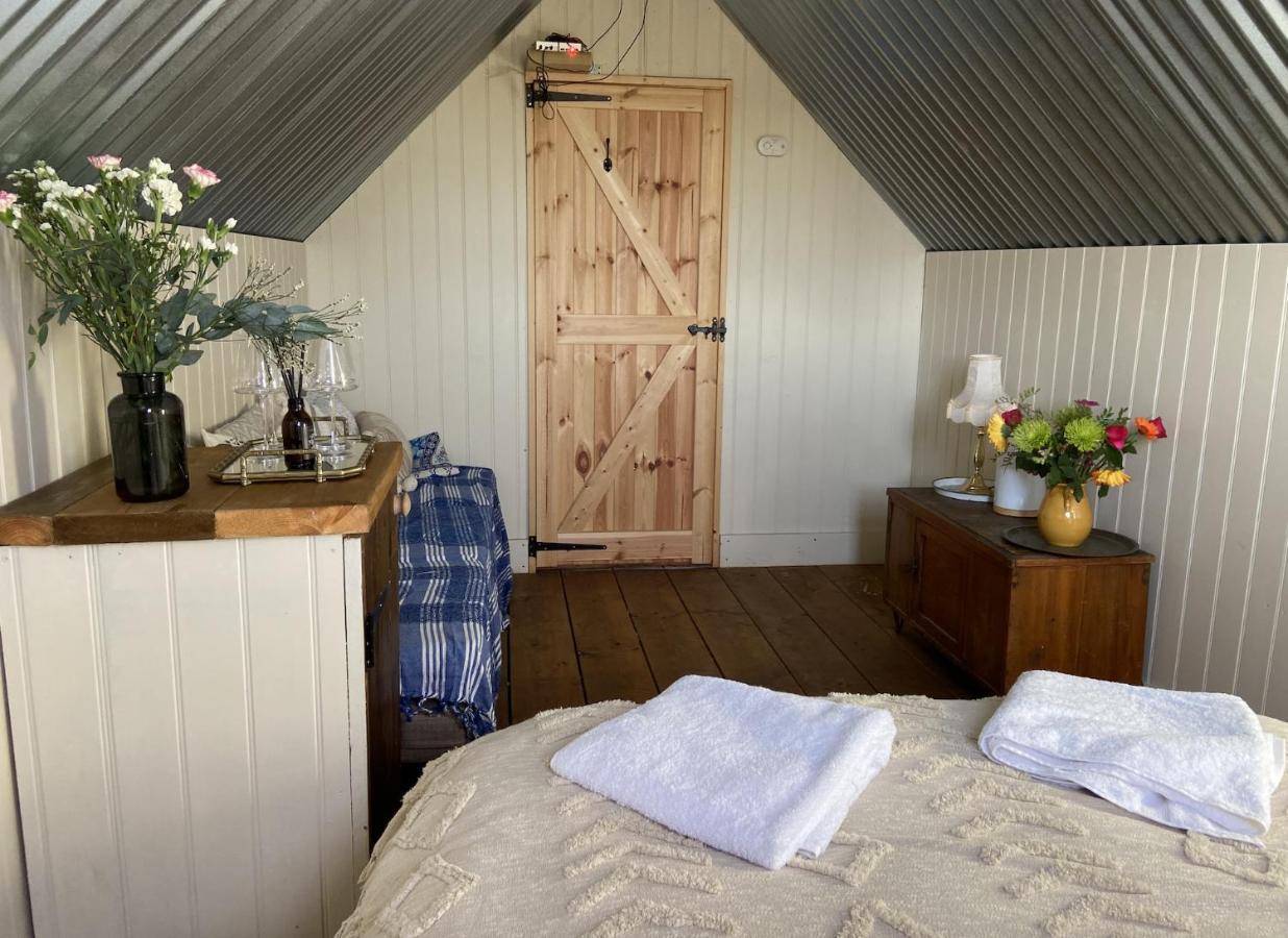 Fen Meadows Glamping - Luxury Cabins And Bell Tents 캠브리지 외부 사진