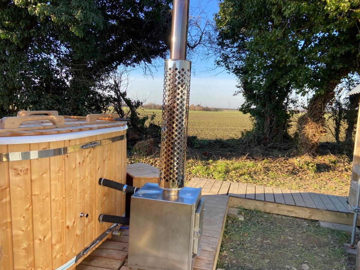 Fen Meadows Glamping - Luxury Cabins And Bell Tents 캠브리지 외부 사진