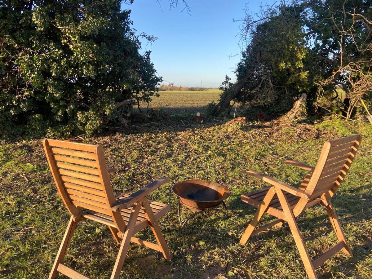 Fen Meadows Glamping - Luxury Cabins And Bell Tents 캠브리지 외부 사진